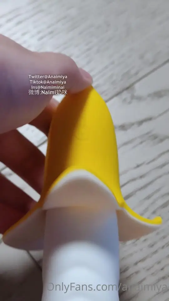 Masturbación con consolador de plátano ante el espejo