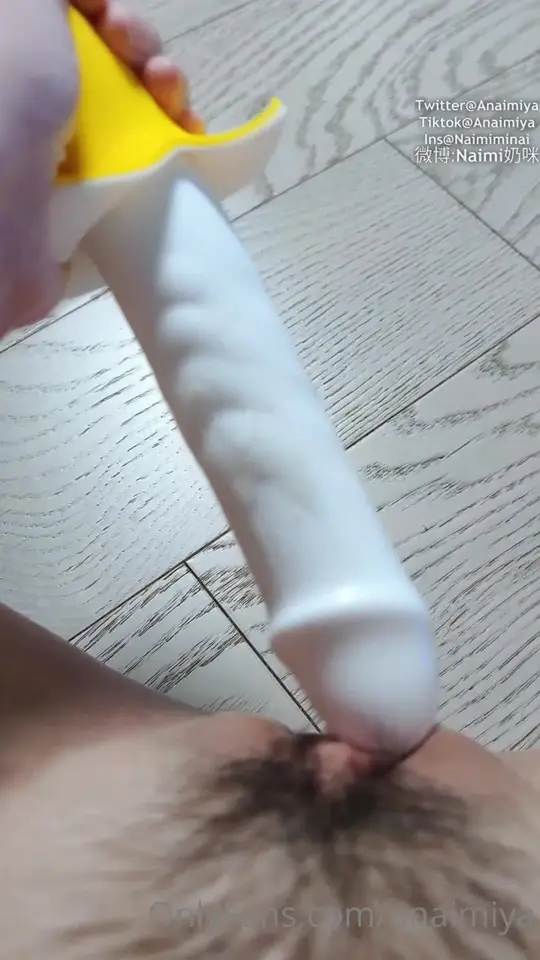 Masturbación con consolador de plátano ante el espejo