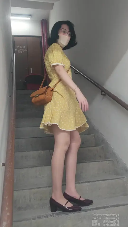 Coño al aire y culo abierto en escaleras