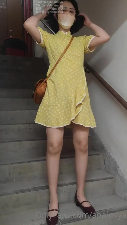 Coño al aire y culo abierto en escaleras