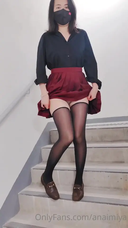 Se quita las bragas en la escalera