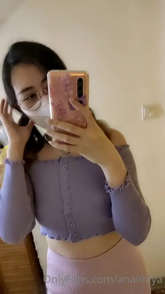 Mirror selfie outfit pose with cat