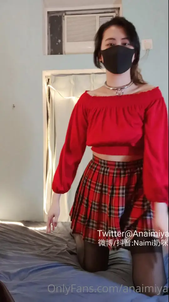 Enmascarada con falda enseña su plug anal