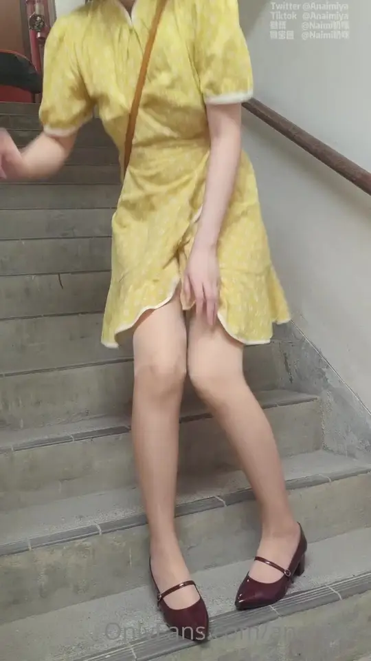Mujer con mascarilla se masturba en las escaleras